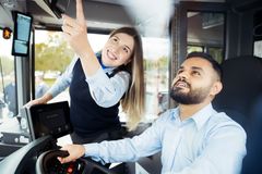 Zwei Azubis zur Fachkraft im Fahrbetrieb überprüfen die technischen Anlagen im Bus vor dem Schichtbeginn.