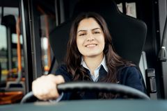 Azubine zur Fachkraft im Fahrbetrieb sitzt am Steuer und fährt eigenständig – sie befördert bereits Kunden während ihrer Ausbildung.