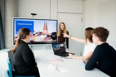 Mehrere Auszubildende diskutieren eine Präsentation im Rahmen ihrer Ausbildung