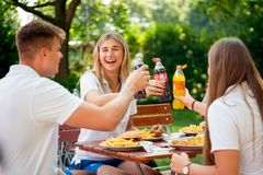 Azubis für Bäderbetriebe genießen ihre Mittagspause im Freien – eine entspannte Auszeit während ihrer Ausbildung.