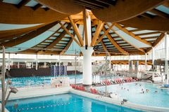 Blick ins Innere des Hallenbades – ein weitläufiger Raum mit Schwimmbecken und modernen Einrichtungen, der als Arbeitsort für Azubis und Fachangestellte für Bäderbetriebe gilt.