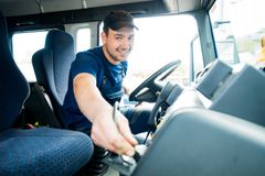 Azubi im Auto bei der Überprüfung von Elektrokomponenten – Teil seiner Ausbildung als Elektroniker für Energie- und Gebäudetechnik mit Fokus auf Elektromobilität.