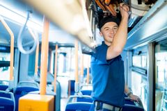 Azubi zum Elektroniker für Energie- und Gebäudetechnik prüft die Elektroanlagen in einem E-Bus – ein praktischer Teil seiner Ausbildung mit Schwerpunkt Elektromobilität.