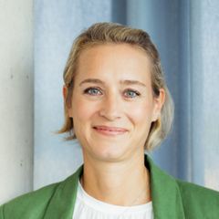 Ein Portrait von Sabine Küffner, einer blonden kurzhaarigen Frau. Sie ist Personalreferentin und zuständig für die Mitarbeiter in den Bädern. 