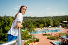 Eine Auszubildende zur Fachangestellten für Bäderbetriebe steht aufmerksam auf einer Rampe im Hallenbad. Mit Blick über das Becken sorgt sie für Sicherheit und ein entspanntes Badeerlebnis – ein Einblick in die verantwortungsvolle und abwechslungsreiche Ausbildung im Badbetrieb.