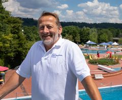 Ein Bild vom Schwimmmeister  im Freibad. 