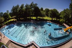 Ein Bild von Freibad von oben. 