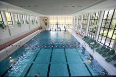 Ein Bild vom Becken im Hallenbad. 