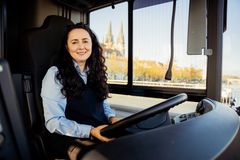 Eine Busfahrerin am Steuer ihres Busses. 