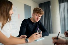 Kaufmännischer Azubi löst eine Aufgabe am Schreibtisch. 