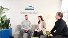 Drei Mitarbeitende sitzen in einer Besprechung