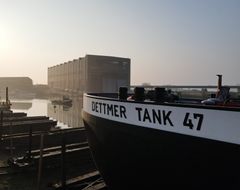 Dettmer Tank 47 und Hafengebäude