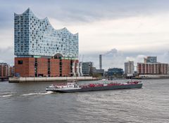 Dettmer Tank 47 vor der Hamburger Elbphilharmonie