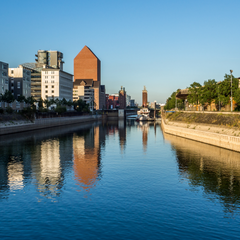 Blick auf den Duisburger Innenhafen mit moderner Architektur und Spiegelung im Wasser