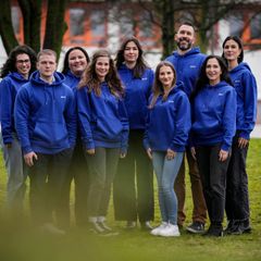 Das Recruitingteam der DVV im Gruppenfoto mit blauen Kapuzenpullovern