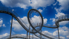 Tiger & Turtle – begehbare Großskulptur in Duisburg vor blauem Himmel