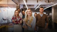 fröhliche Personengruppe in einem Büro