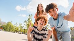 fröhliche Personengruppe in einem Büro
