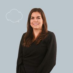 Lächelnde Frau mit langen braunen Haaren, schwarzem Oberteil vor grauem Hintergrund mit Sprechblase