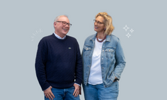 Drei Kollegen vor grauem Hintergrund