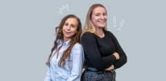 Zwei Frauen stehen Rücken an Rücken