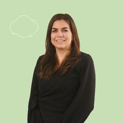 Lächelnde Frau mit langen braunen Haaren, schwarzem Oberteil vor hellgrünem Hintergrund mit Sprechblase