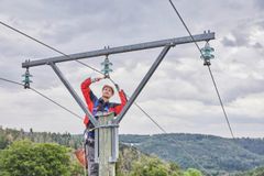 Elektriker der evm-Gruppe bei Montage in der Stromleitung
