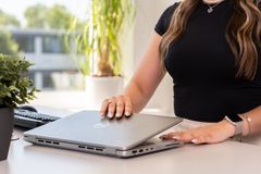 Eine junge Frau schließt einen Computer