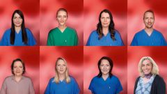 Acht medizinische Mitarbeitende in Dienstkleidung vor rotem Hintergrund, frontal in die Kamera blickend.