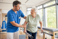Therapeut und Patientin in Aktion