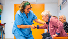 Pflegekraft hilft Patientin