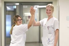 Das Bild zeigt zwei Pflegekräfte die sich ein High-Five geben