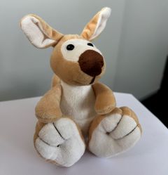 Es ist ein Känguru aus Stoff zu sehen