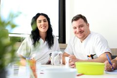 Das Bild zeigt zwei Pflegefachangestellte die an einem Tisch sitzen