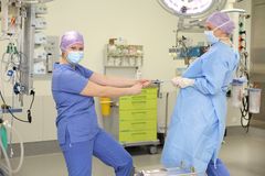  Das Bild zeigt zwei Operationstechnische Assistentinnen 