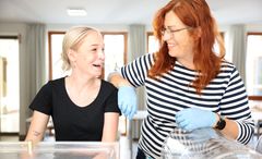 Das Bild zeigt zwei Frauen bei der Essensausgabe 