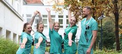 Das Bild stellt 5 Pflegefachkräfte dar, ein Mann und 4 Frauen.