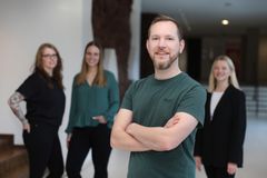  Das Bild zeigt zwei 4 Verwaltungsangestellte