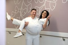  Das Bild zeigt zwei Pflegefachangestellte