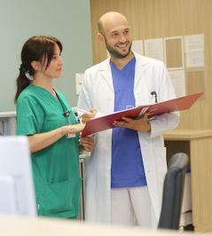 Das Bild zeigt eine Krankenschwester und ein Arzt