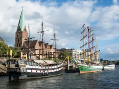 Das Bild zeigt eine männliche Pflegefachkraft