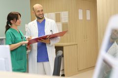 Das Bild zeigt zwei Pflegefachkräfte die sich ein High-Five geben