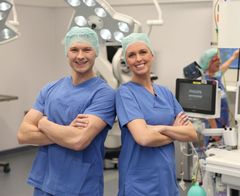 Das Bild zeigt zwei Operationstechnische Assistenten   