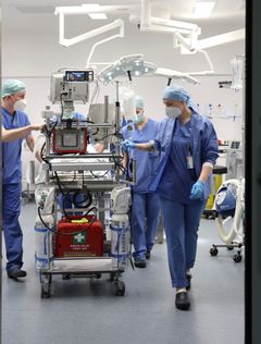 Das Bild zeigt Mitarbeiter mit einer Krankenhausmaschine 