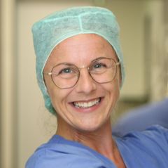 Eine OP Krankenschwester blickt in die Kamera