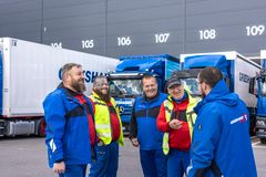 LKW Fahrer/innen die im Gespräch sind und lachen