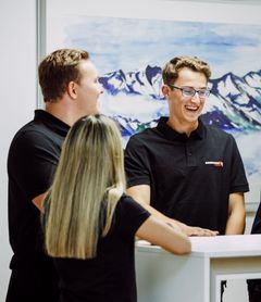 Drei Auszubildende die sich austauschen und dabei lachen