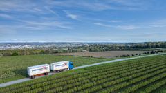 Drohnenaufnahme eines LKW mit Landschaft Bergpanorama