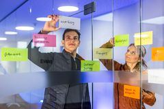 Ein Mann und eine Frau im Brainstorming 