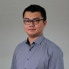 Portrait eines jungen Mannes mit Brille und blauem Hemd